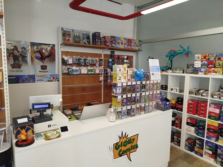 Bancone bianco con il logo GiOlly Comics
